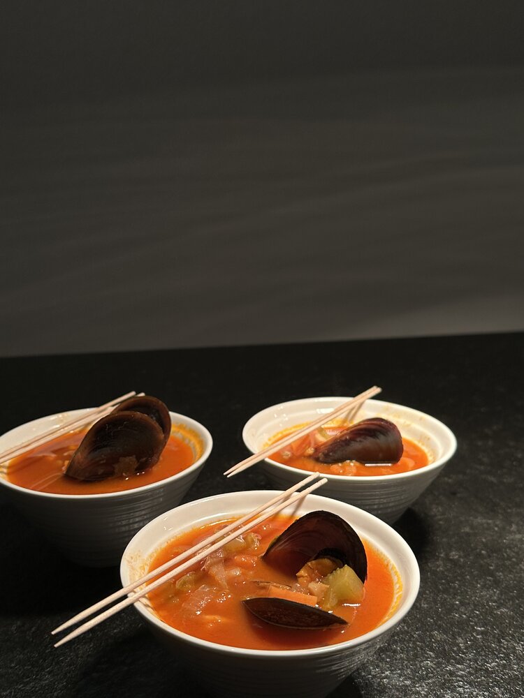 Mušle na víně s tomaty