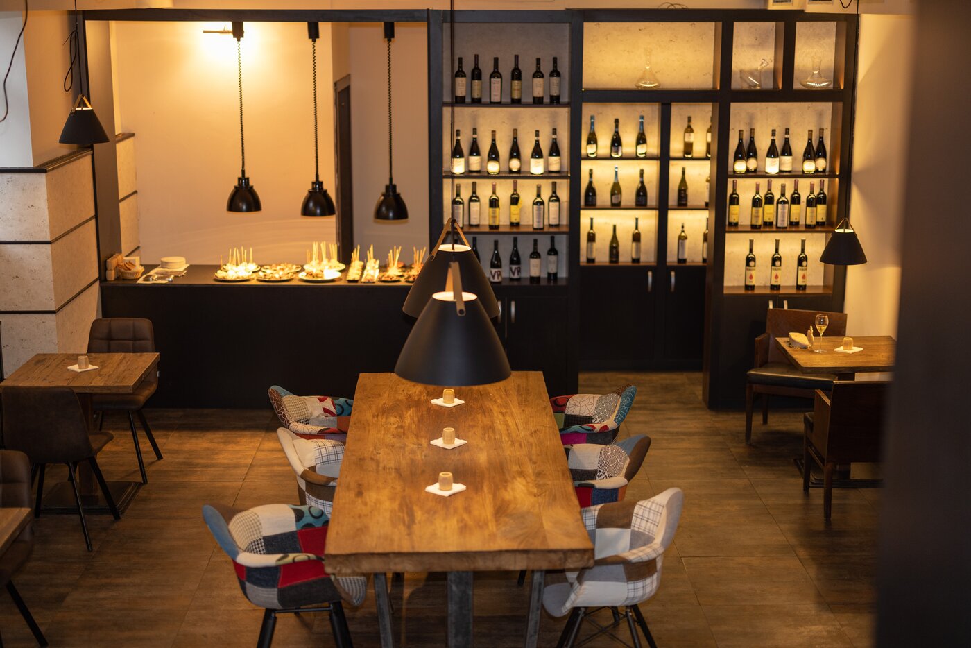 Dolní místnost s teplým tapas barem