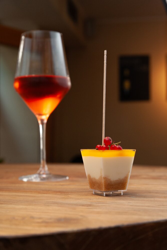 Panna cotta a růžové víno